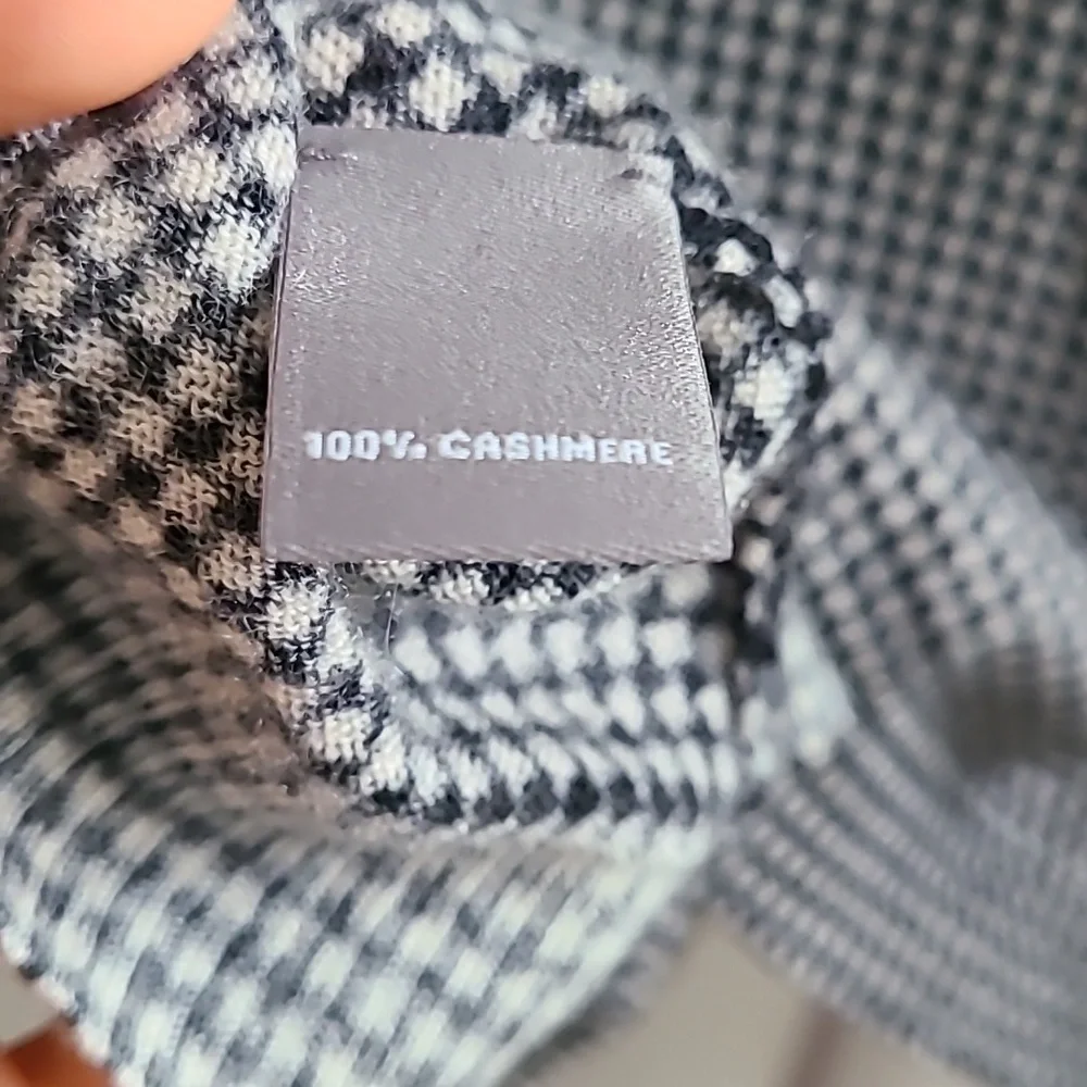 Neiman Marcus 100% Cashmere Sweater Cardigan - Picture 5 of 6